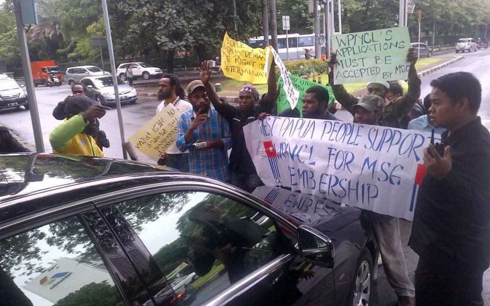 Papuan students block MSG delegation in front of Borobudur hotel in Jakarta - January 15, 2014 (Jubi)