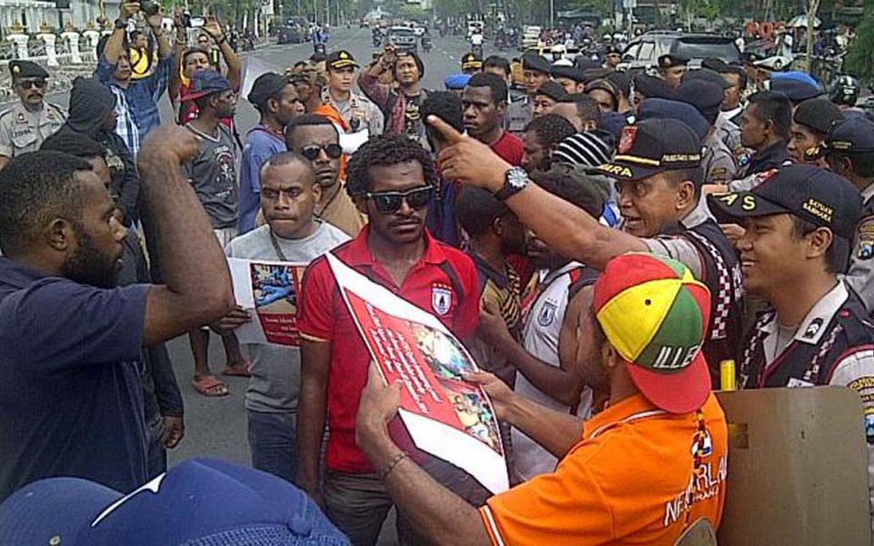 Papua students argue with police during rally in Surabaya to protest Enarotali shootings - December 10, 2014 (Kompas)