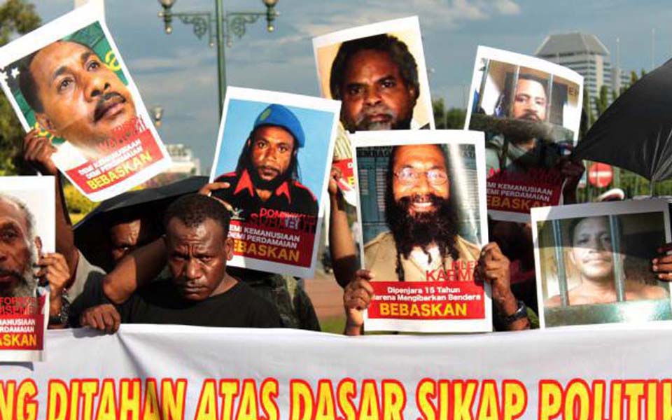 Papuan and Kontras activist demand release of political prisoners at State Palace in Jakarta - May 15, 2013 (Merdeka)