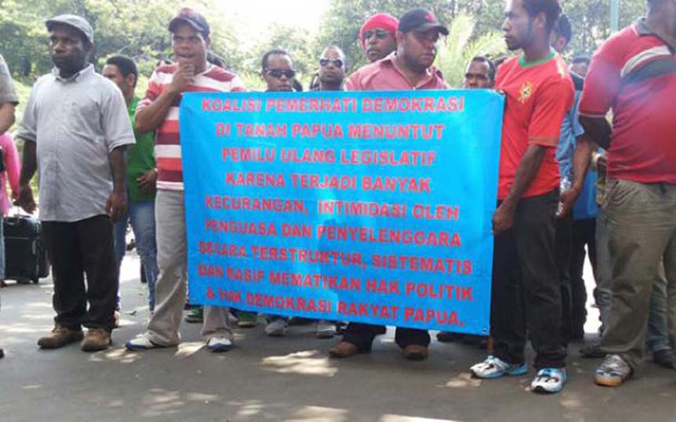 Papuan protesters rally in front of General Election Commission offices in Jakarta - May 22, 2014 (Tribune) 