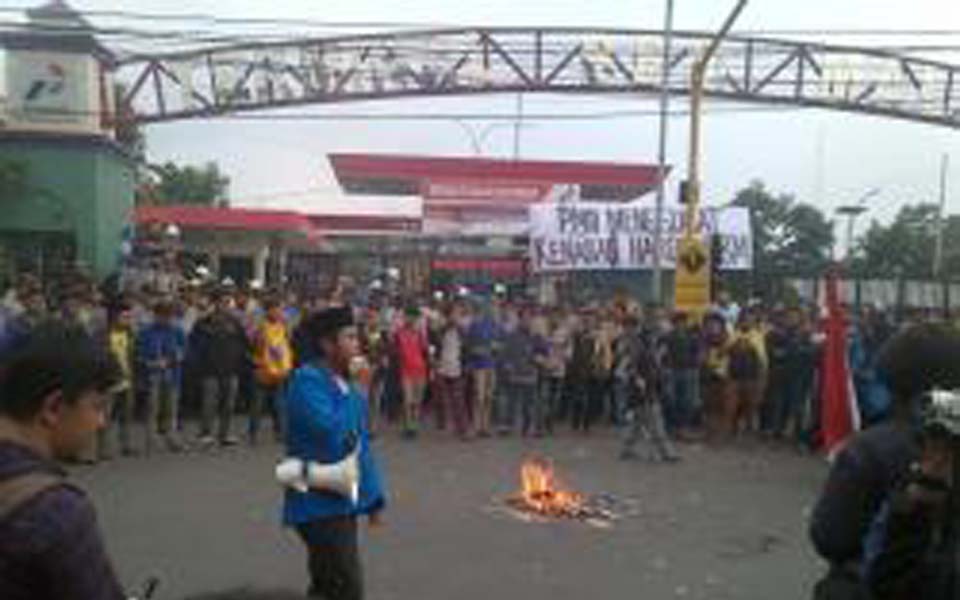 PMII students give speeches after blockading Pertamina fuel terminal in Malang - November 18, 2014 (Tribune)