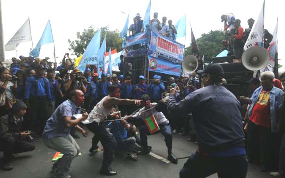 Police attack rally by PT Super Steel Indah workers - June 27, 2014 (Viva)