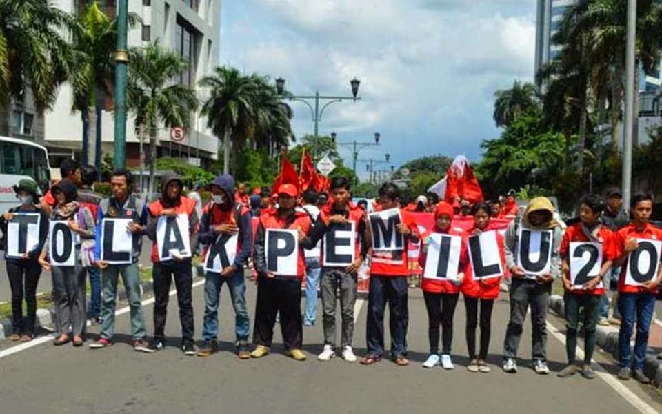 Political Alternative Committee rally against the elections at Hotel Indonesia traffic circle - April 2014 (KPA)