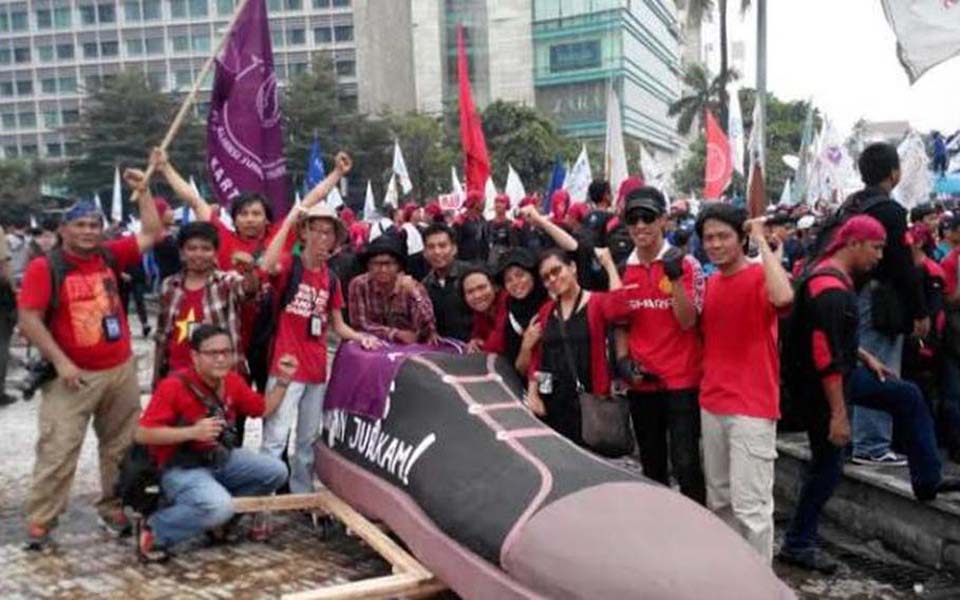 Alliance of Independent Journalists (AJI) bring giant shoe to May Day rally in Jakarta - May 1, 2014 (Liputan 6)