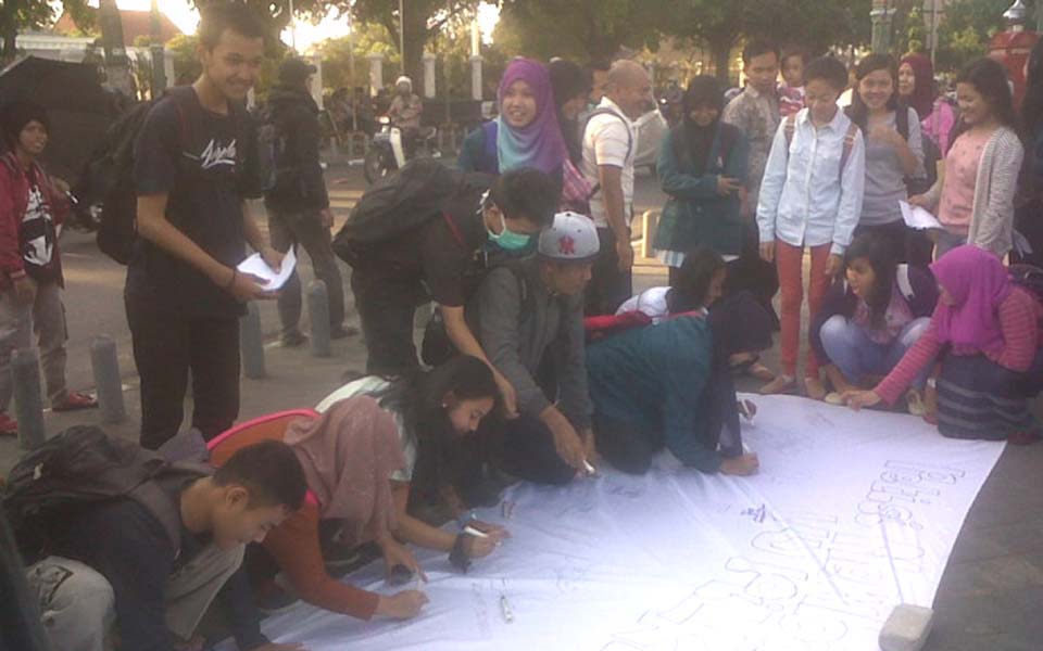 Activists in Yogyakarta collect ID cards as support for annulment of new election law - October 2, 2014 (Analisa Daily)