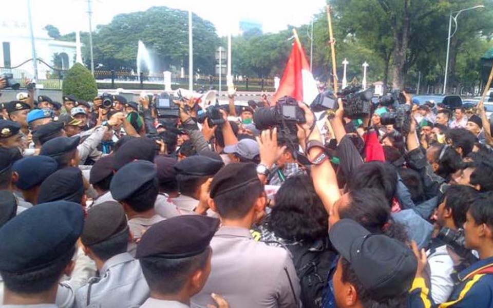 Protests against fuel price hikes in Jakarta - November 19, 2014 (Tribune)
