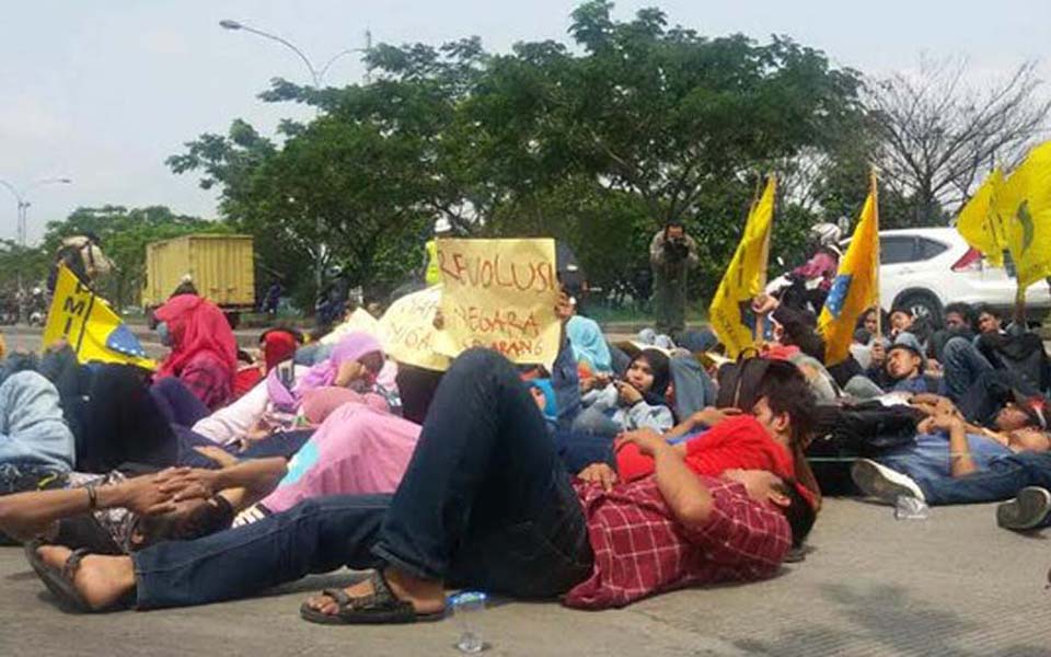 Student protest against fuel price hikes in Bandung - November 20, 2014 (Merdeka)