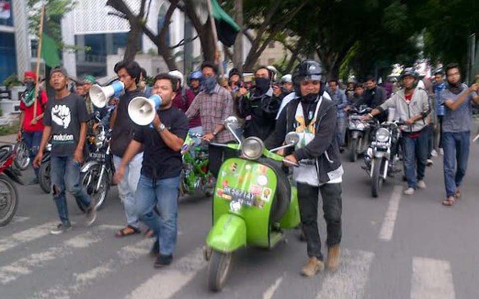 Students protest against fuel price hikes in Medan - November 19, 2014 (Merdeka)
