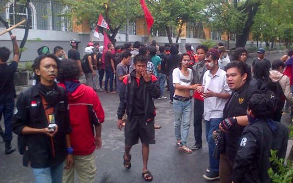 Students protest against fuel price hikes in Yogyakarta - November 19, 2014 (Merdeka)