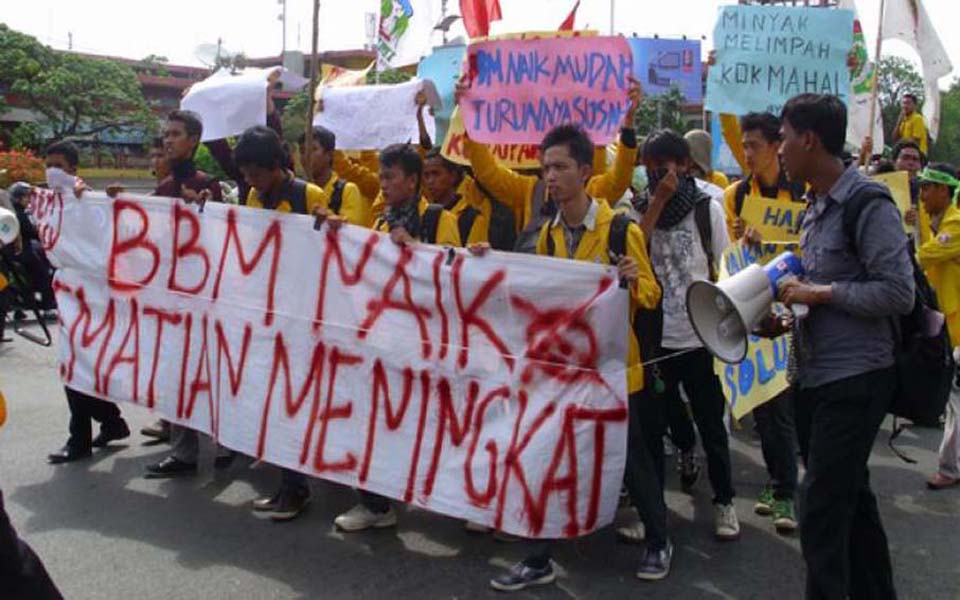 Students rally in Jakarta against fuel price hikes - November 18, 2014 (Metro Sulawesi)