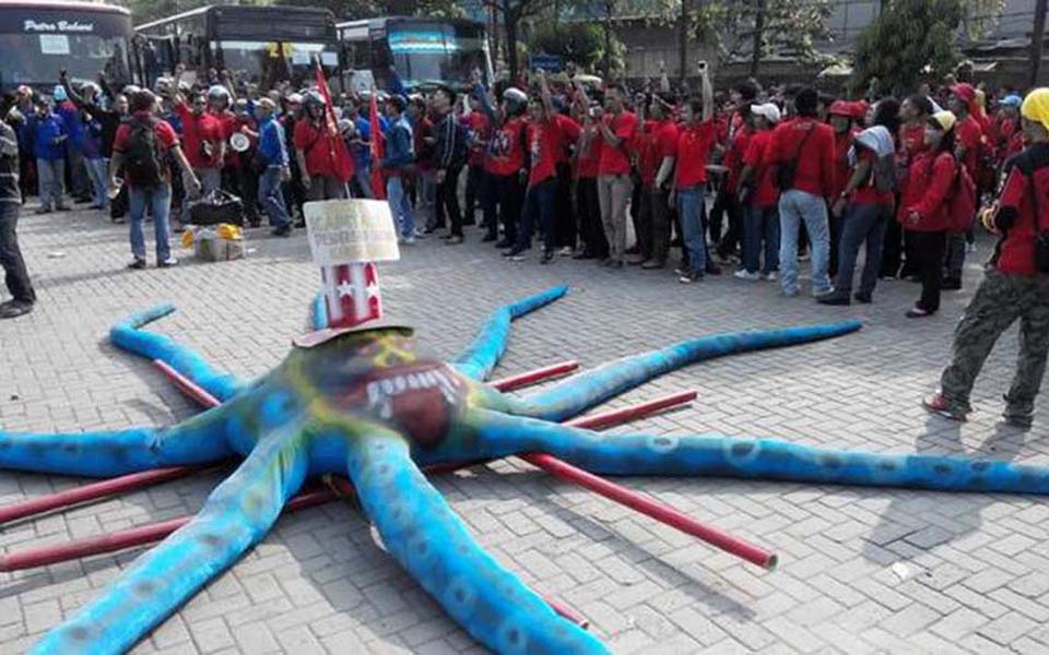 Tangerang workers commemorate May Day by bringing 3-metre effigy of octopus to State Palace - May 1, 2014 (Liputan 6)