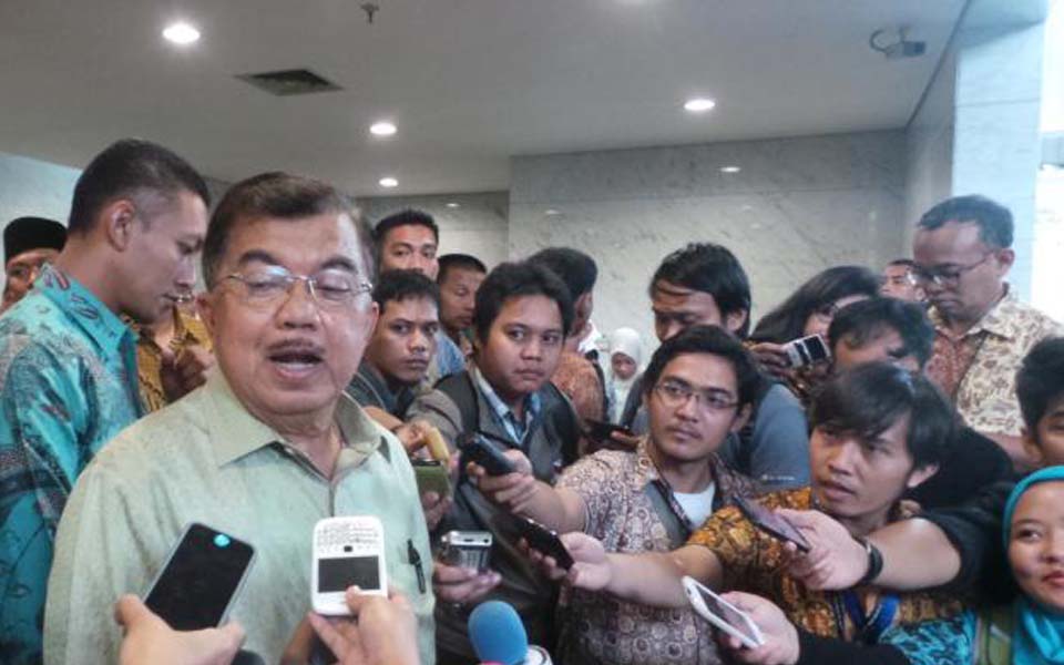 Vice President Jusuf Kalla speaking to reporters in Jakarta - December 10, 2014 (Kompas)