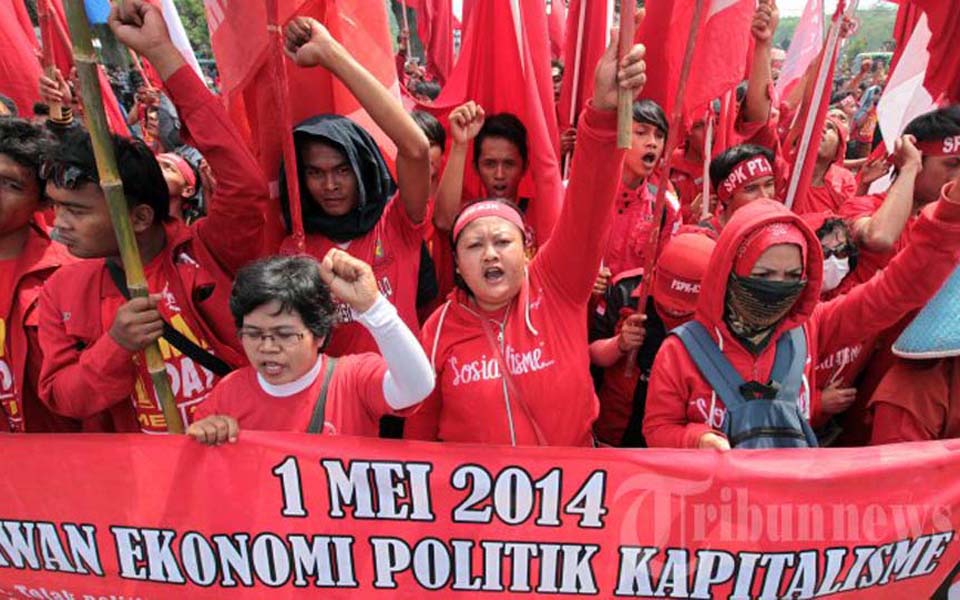 Workers commemorate May Day in Bandung with rally at governor's office - May 1, 2014 (Tribune)