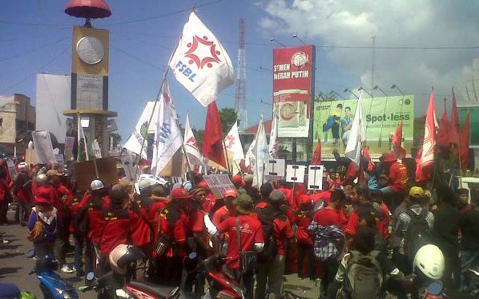 Workers commemorate May Day with rally at Adipura Monument in in Lampung - May 1, 2014 (Saibumi)