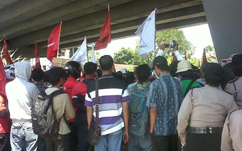 Workers commemorate May Day at Urip Sumoharjo flyover in Makassar - May 1, 2014 (Tribune)