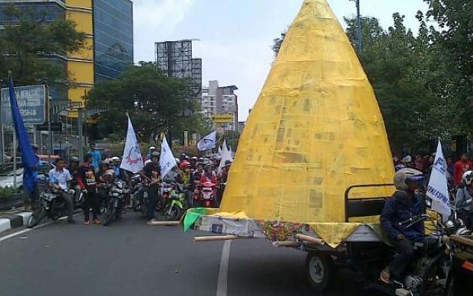Workers commemorate May Day in Semarang with 'giant tumpeng' - May 1, 2014 (Tribune)