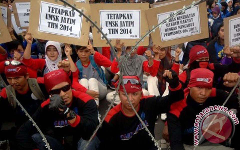 Workers commemorate May Day in Surabaya - May 1, 2014 (Antara)