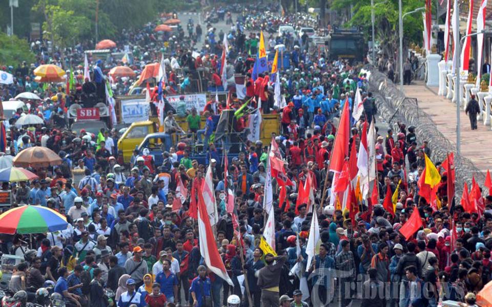 Thousands of workers commemorate May Day in Surabaya - May 1, 2014 (Tribune)