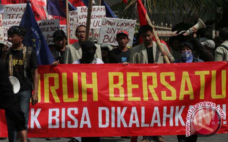 Workers commemorate May Day in Yogyakarta - May 1, 2014 (Antara)