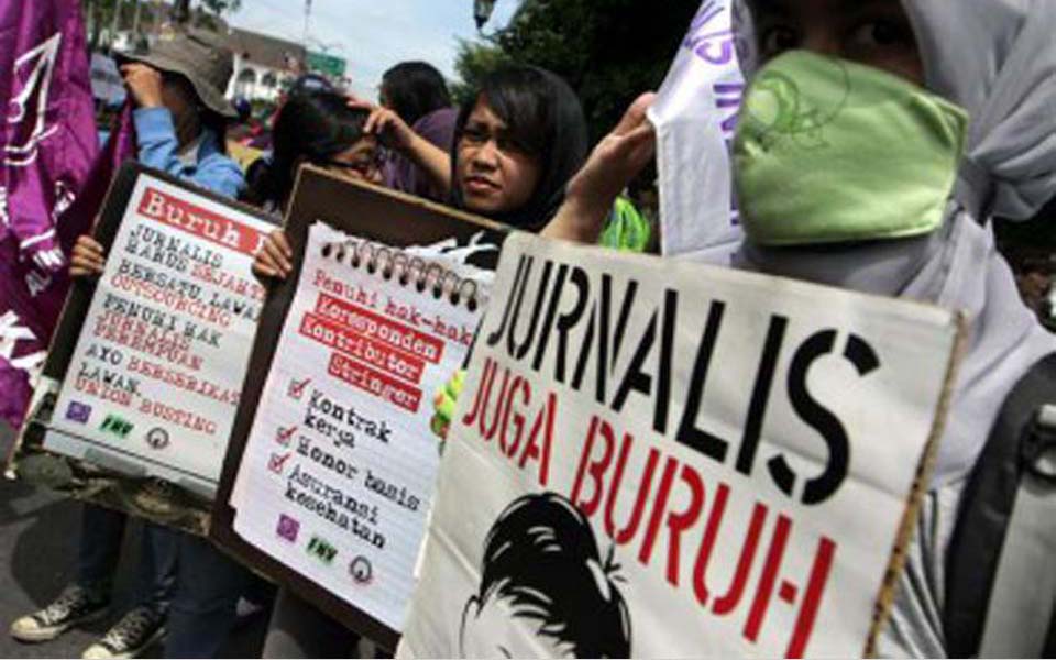 AJI journalists commemorate May Day in Surabaya - May 1, 2015 (suarasurabaya.net)