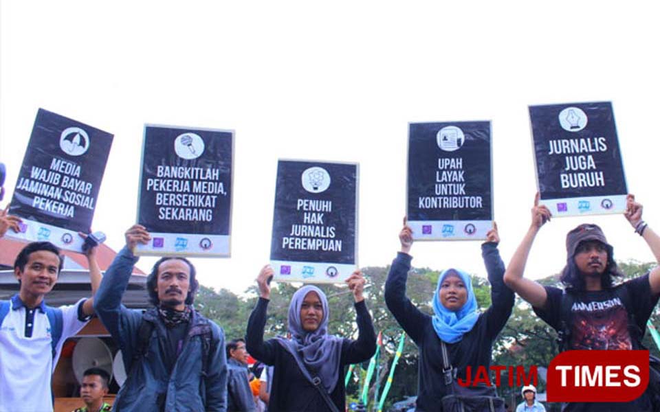 Alliance of Independent Journalists commemorate May Day in Malang - May 1, 2015 (malangtimes.com)