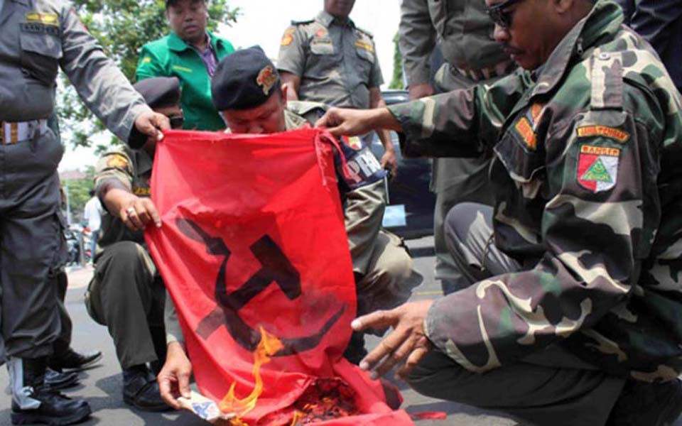 Banser members burn PKI flag at East Java governor's office - September 30, 2015 (Tempo)