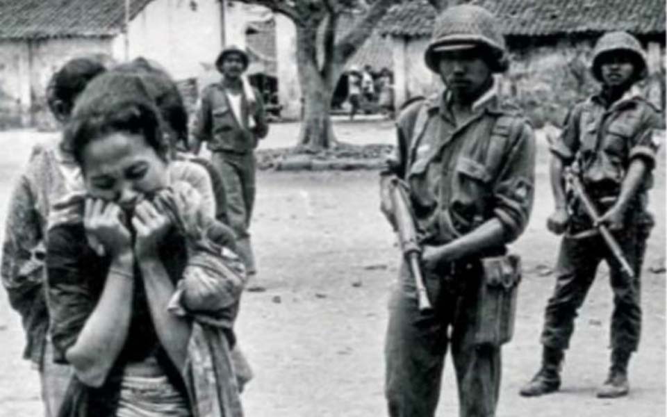 Gerwani member being taken away by soldiers (Algo-1965)