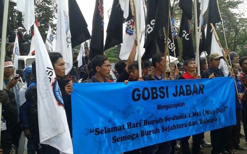 GOBSi workers commemorate May Day with rally at governor's office - May 1, 2015 (nida khairiyah)