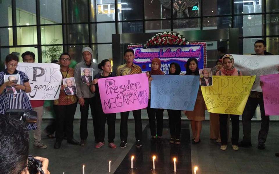 KPK staff and anti-corruption journalists demonstrate in front of KPK building in South Jakarta - December 4, 2017 (Detik.com)