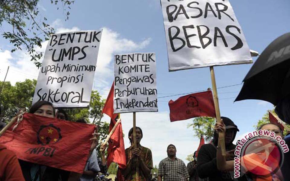 May Day rally in front of governor's office in Denpasar, Bali - May 1, 2013 (Antara)