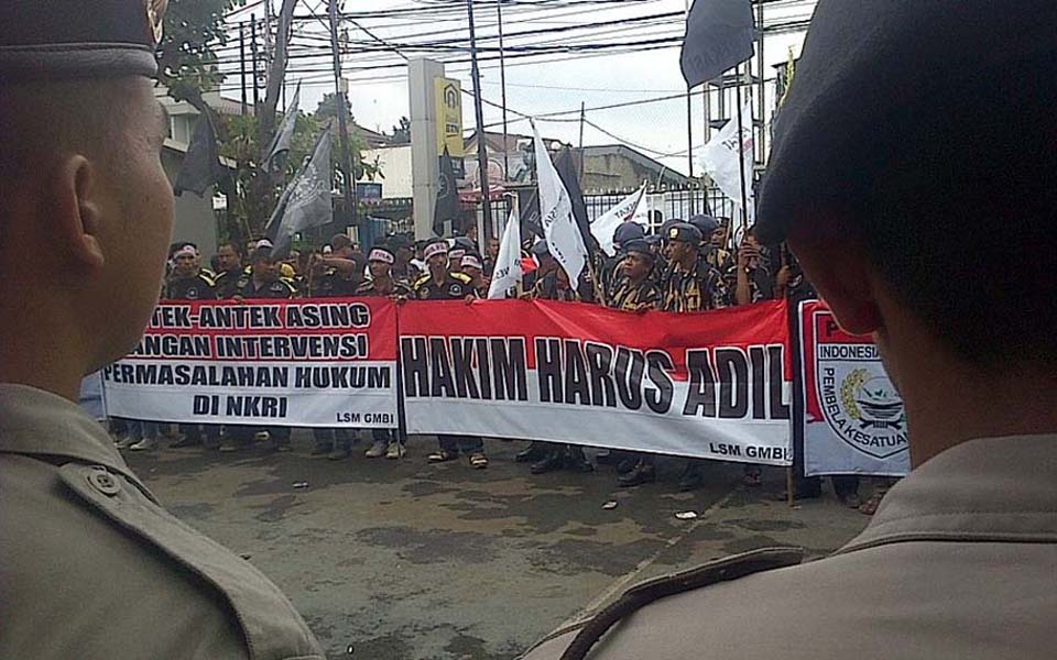 Protesters from pro-police nationalist groups demonstrate in front of the South Jakarta District Court - February 2, 2015 (Berita Satu)