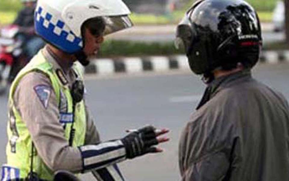 Police officer elicits bribe from motorist - April 5, 2013 (infospesial.net)