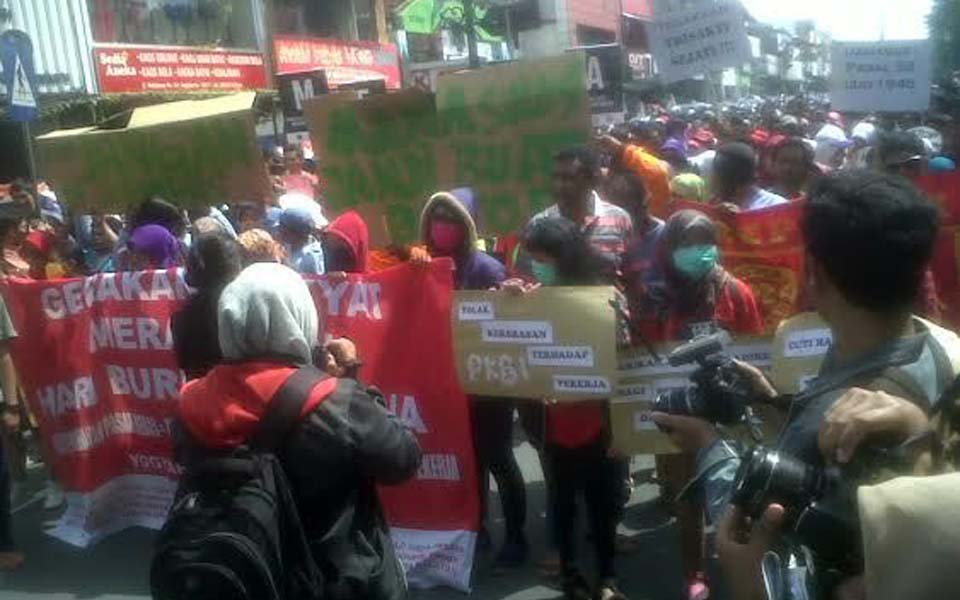 Woman speaks at May Day rally on Jalan Malioboro in Yogya - May 1, 2015 (Detik)