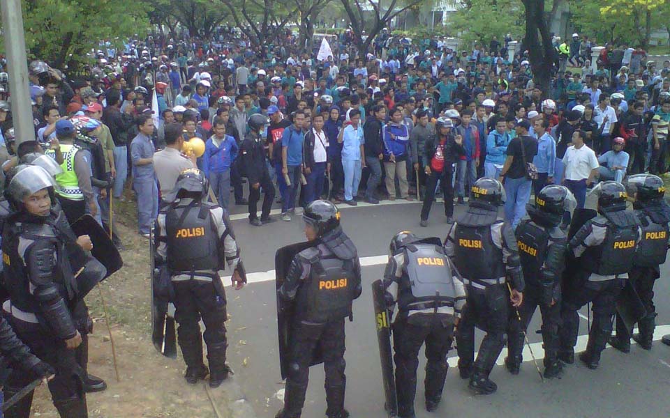 Striking workers face off against Pancasila Youth and police in Cikarang, East Jakarta - October 31, 2013 (Mikael Niman)