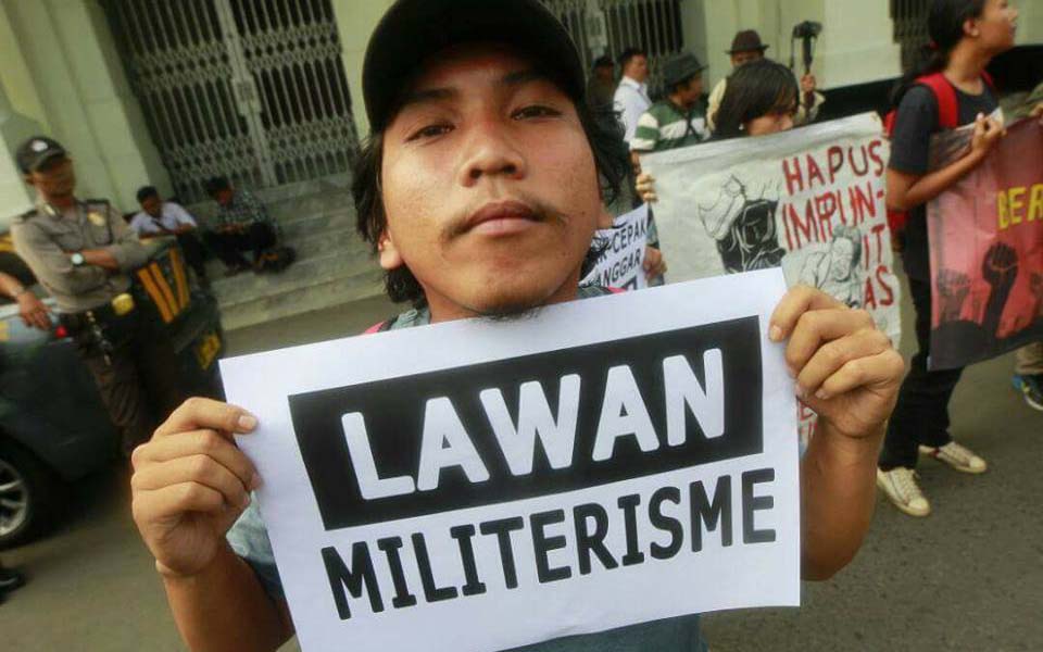 Protester holds banner reading 'Fight Militarism' in Bandung - May 26, 2017 (Buli Ju)