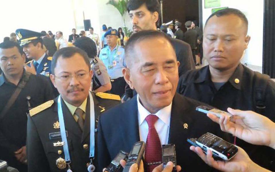 Defense Minister Ryamizard Ryacudu talks to reporters in Jakarta - May 2017 (Antara)