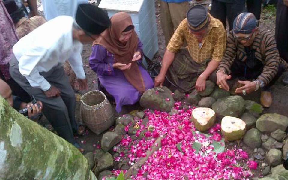 Families of 1965 victims scatter flowers and pray - June 2015 (Kompas)