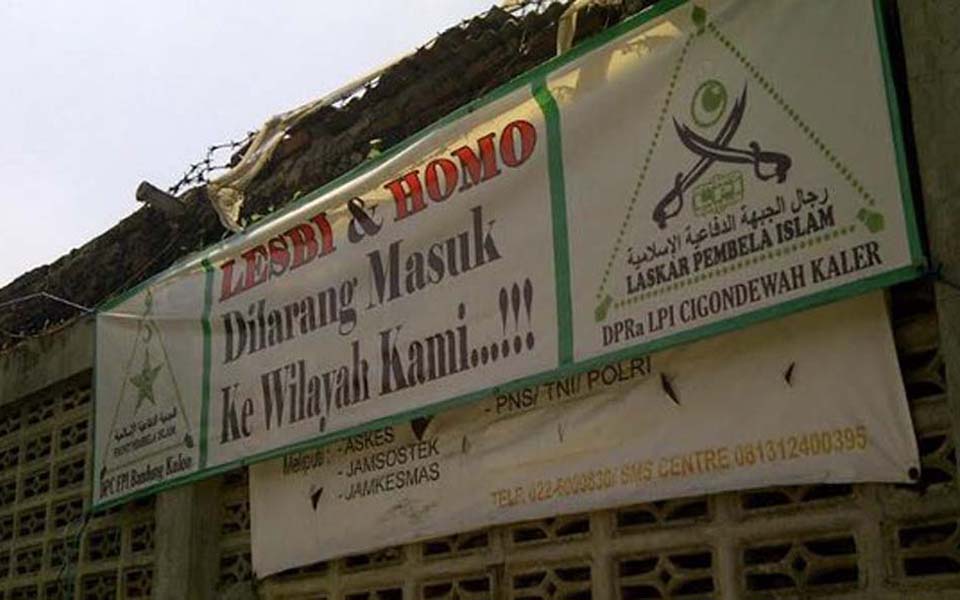FPI banner reading 'Lesbians and Homos forbidden to enter our area' – 2016 (Merdeka)