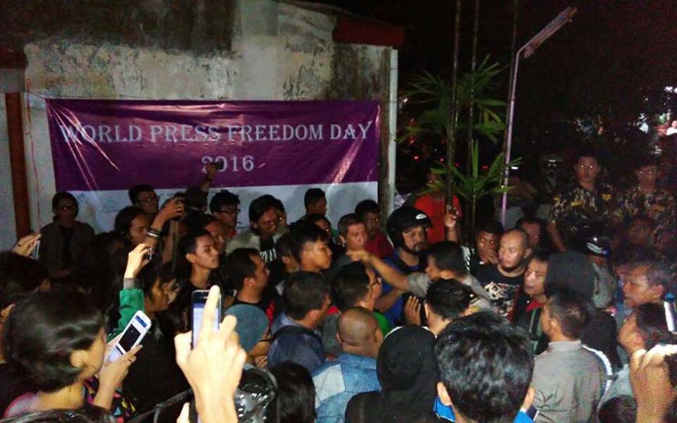 Authorities close down Buru Island film showing - May 6, 2016 (KPO-PRP Yogya)