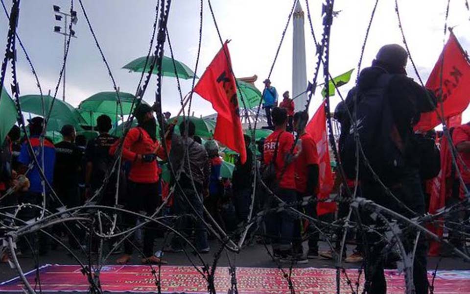 May Day rally in front of governor's office in Surabaya - May 1, 2016 (Merdeka)