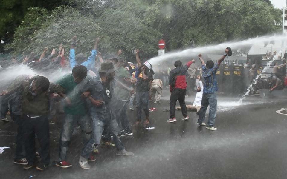 Police use water cannon to disperse Papuan demonstrators in Jakarta - December 1, 2016 (Rima News)