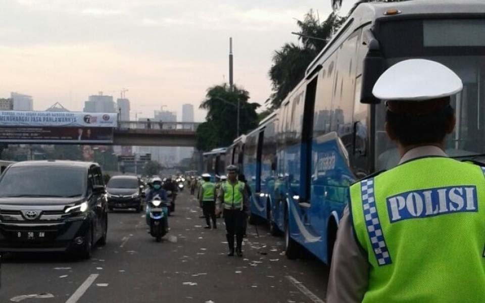 Police provide anti-Ahok protesters with free public transport - November 5, 2016 (Republika)