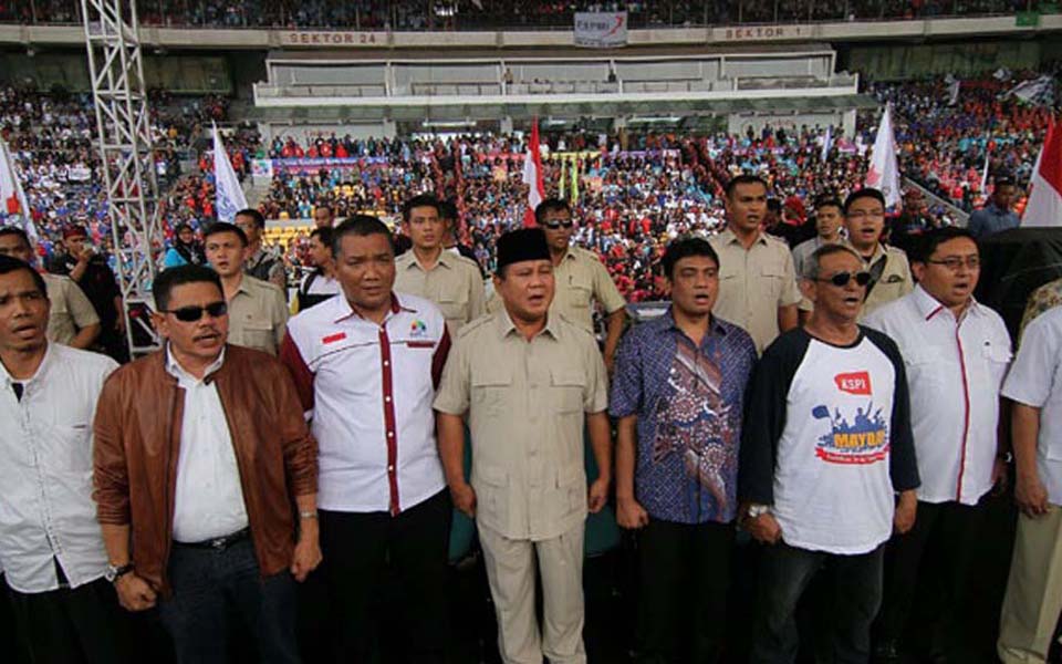 Prabowo Subianto and Said Iqbal (middle) at May Day rally organised by KSPI in Jakarta - May 1, 2014 (Tempo)