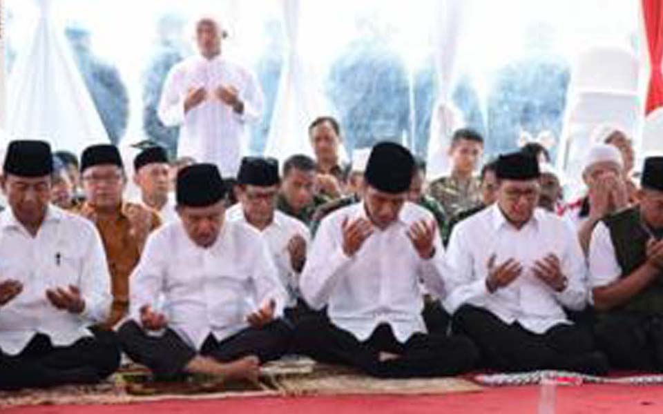 President Widodo and government officials listen to sermon by FPI leader Rizieq Shihab at Monas - December 2, 2016 (Setpres)