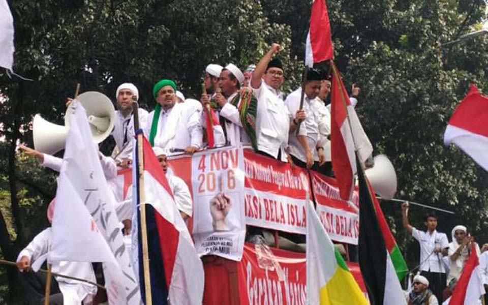 Nursita Sari, Amien Rais, Fadli Zon and Fahri Hamzah with Habib Rizieq on command vehicle at anti-Ahok demonstration in Jakarta - November 4, 2016 (Kompas)