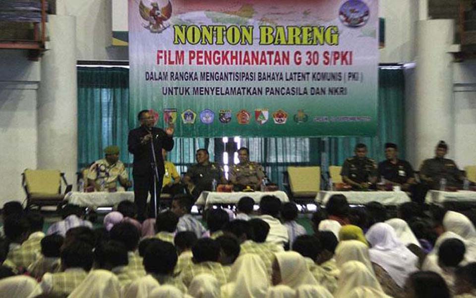 Gresik regent Akmal Boedianto gives greetings before screening of G30S-PKI film - September 30, 2015 (Tribune)