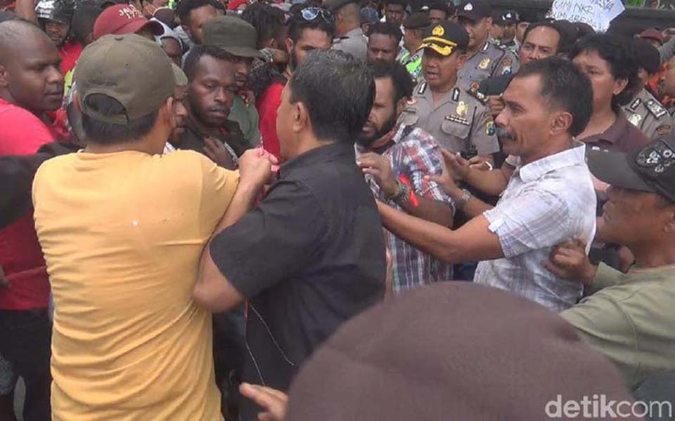 AMP protesters scuffle with police in Malang - December 19, 2017 (Detik)
