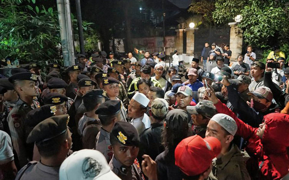 Anti-communist mob protests outside YLBHI offices in Jakarta - September 18, 2017 (Kompas)