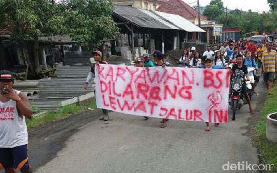 Banyuwangi residents hold protest rally agaisnt gold mine - April 7, 2017 (Detik)