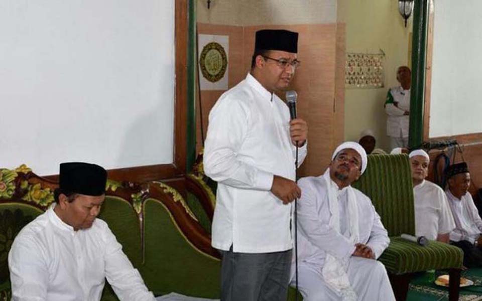 Baswedan speaking to FPI members next to Rizieq Shihab - January 2, 2017 (DTAM)